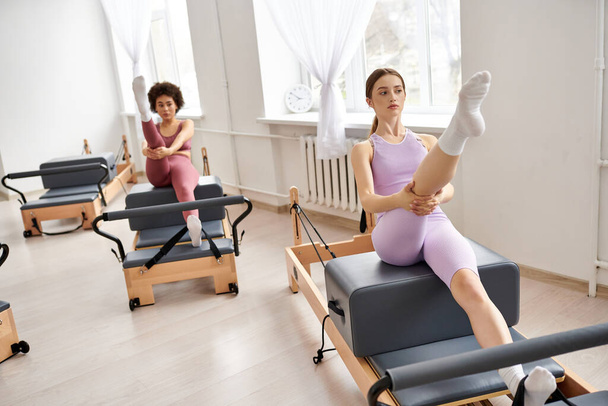 Jolies femmes dans une salle de gym se livrant à une leçon de pilates, en se concentrant sur la force et la flexibilité. - Photo, image