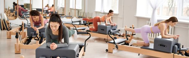 Spor giyimli kadınları spor salonunda pilates yaparken ayartmak.. - Fotoğraf, Görsel