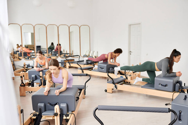 Mujeres activas que participan en una sesión de pilates en un gimnasio. - Foto, imagen