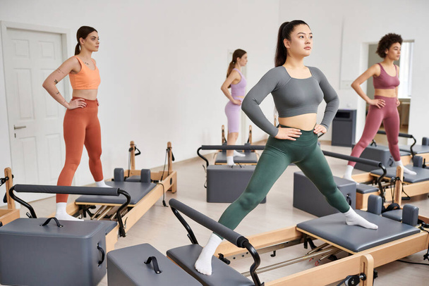 Skupina sportovních žen cvičících ve třídě pilates. - Fotografie, Obrázek