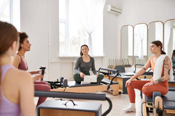 Güzel kadınlar spor salonunda pilates dersinde mola veriyorlar.. - Fotoğraf, Görsel