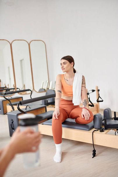 Atletische vrouwen besteden tijd samen op pilates les in gym, ontspannen. - Foto, afbeelding
