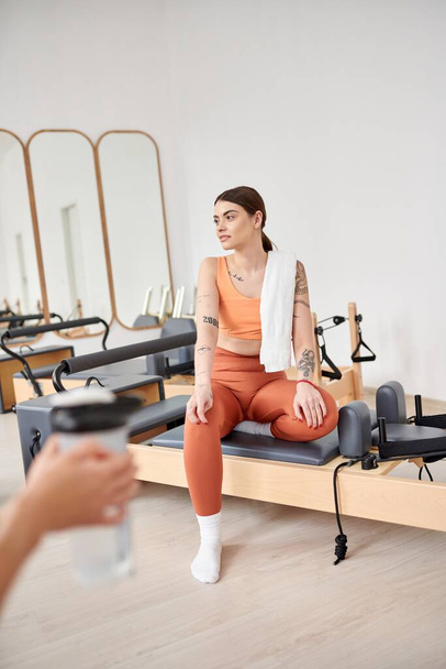 Sportliche Frauen verbringen Zeit miteinander auf Pilates-Kurs im Fitnessstudio, entspannen. - Foto, Bild