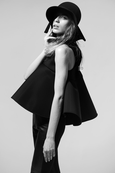 Modelo de mujer de moda en vestido negro
 - Foto, Imagen