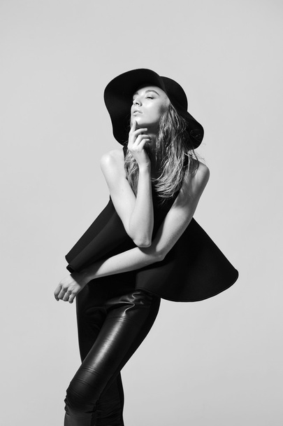 Moda modello donna in abito nero
 - Foto, immagini
