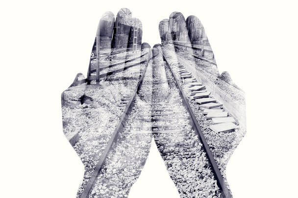 dubbele blootstelling van mens handen en spoorwegen, in zwart-wit - Foto, afbeelding