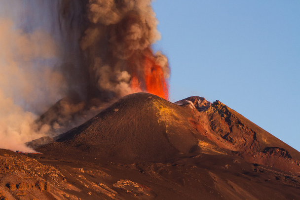 Έκρηξη στο ηφαίστειο της Αίτνα και ροή λάβας - Φωτογραφία, εικόνα