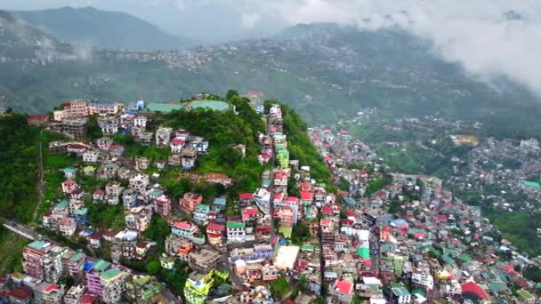 Вид з повітря на міську столицю міста Мізорам Вид на будинки і будівництво на пагорбах в Мізорам, Індія, Азія - Кадри, відео