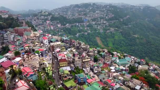 Vista aérea da cidade de aizawl capital da vista mizoram sobre as casas e construção nas colinas em aizawl, Mizoram, Índia, Ásia - Filmagem, Vídeo