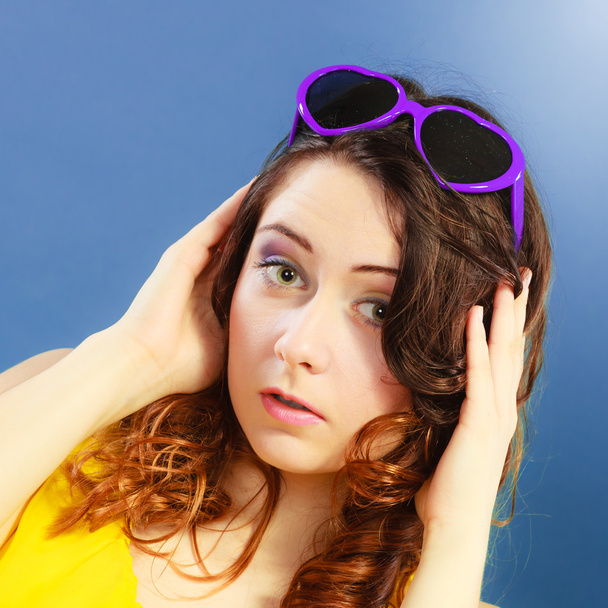 Girl in violet sunglasses portrait - Foto, Imagem