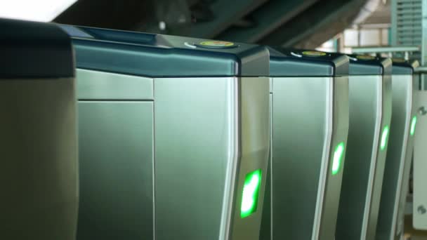 Passagiere gehen durch eine automatische Eingangstür zum U-Bahnsteig des Bahnhofs. Eingang zum Bahnhof, öffentliche Verkehrsmittel - Filmmaterial, Video