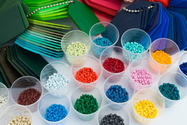 Värilliset muovipolymeerirakeet laboratoriossa
 - Valokuva, kuva