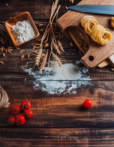  ingredienti per gerecht la pasta, farina, su un tagliere di legno  - Foto, afbeelding