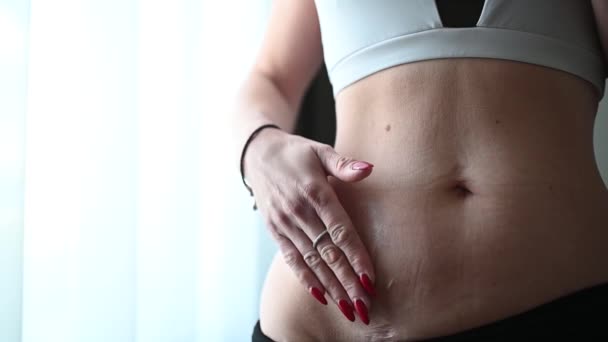 Γυναίκα που χρησιμοποιεί κρέμα για να φροντίσει ουλές μετά την εγχείρηση σκωληκοειδίτιδας. Υψηλής ποιότητας υλικό FullHD - Πλάνα, βίντεο