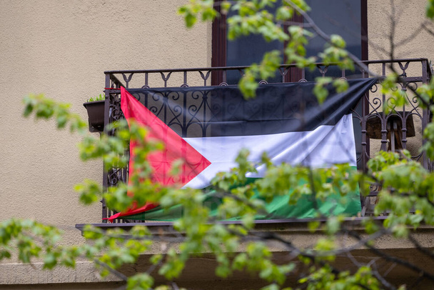 バルコニーのカウナス市のシリアの旗. リトアニア - 写真・画像