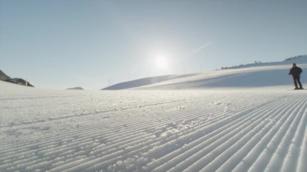 Esquiador esquiando sobre nieve perfectamente arreglada
 - Metraje, vídeo