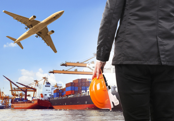Εργασίας άνθρωπος και εμπορικό πλοίο στο λιμάνι και αέρα flyi αεροπλάνο φορτίου - Φωτογραφία, εικόνα