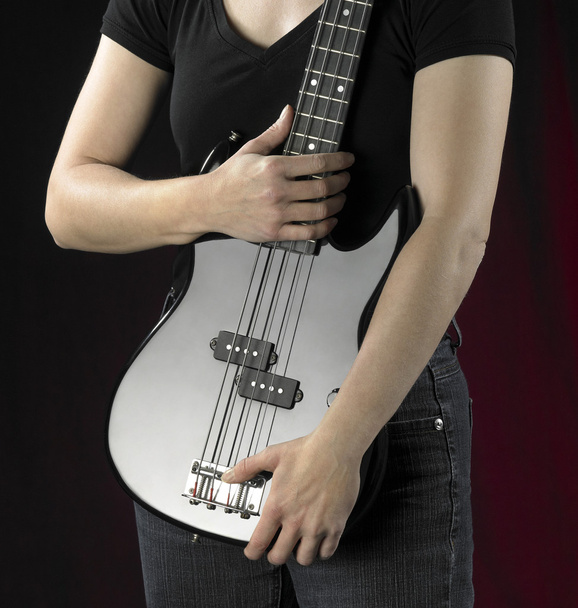 Nainen bassokitaran kanssa
 - Valokuva, kuva