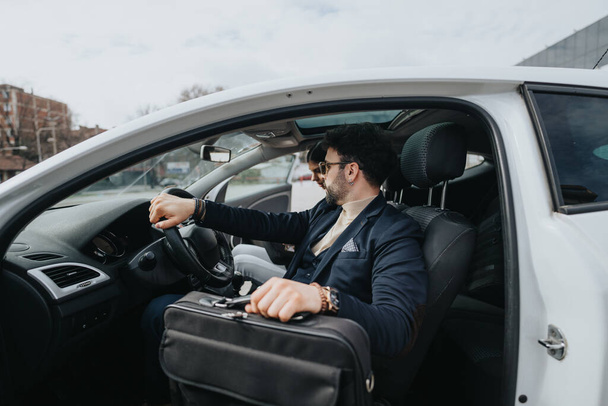 Erfolgreicher männlicher Jungunternehmer mit Aktentasche am Steuer eines gehobenen Autos, das einen urbanen Lebensstil widerspiegelt. - Foto, Bild