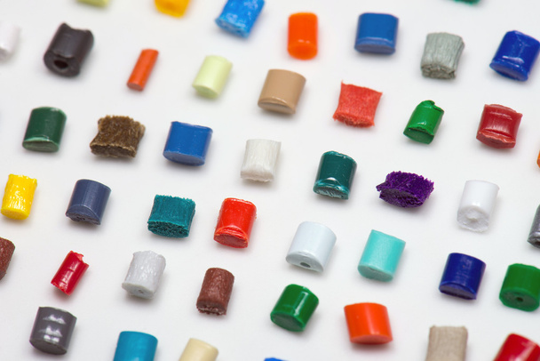 Vários granulados de polímero solitário
 - Foto, Imagem