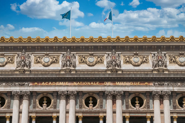 París, Francia. 24 de abril de 2022: Academia Nacional de Música - Ópera con cielo azul. - Foto, imagen