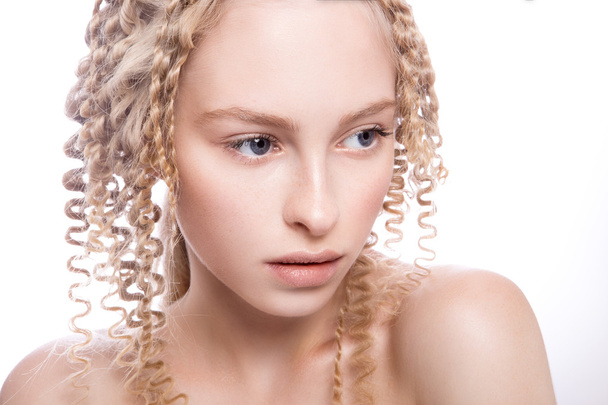 Porträt einer schönen Frau mit lockigem blondem Haar - Foto, Bild