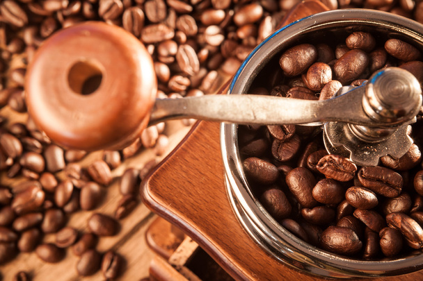 Ročník ruční mlýnek na kávu s kávovými zrny - Fotografie, Obrázek