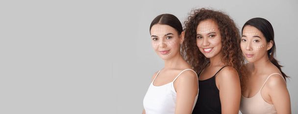 Hübsche junge Frauen mit Markierungen auf Gesichtern vor hellem Hintergrund mit Platz für Text. Kosmetologie-Konzept - Foto, Bild