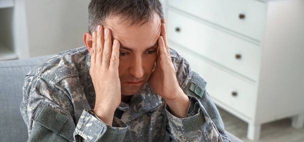 Soldado maduro estresado en la oficina del psicólogo. Banner para el Día Nacional de Concientización PTSD  - Foto, Imagen