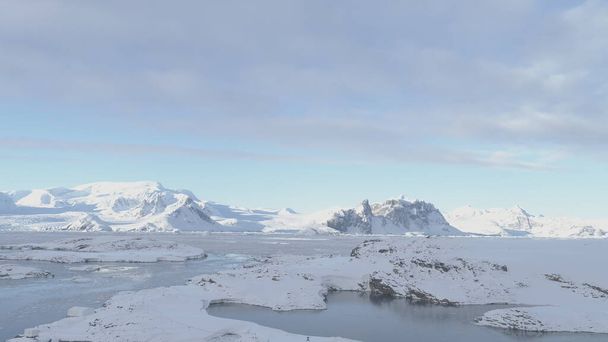 Drone Flight Over Antarctic Science Station - Academicus Vernadsky. Uitzicht op Sneeuwkust, Oceaan, Water Surface. Zuidpool nederzetting basis Majestueus landschap. Luchtsnelheid vlucht met lage snelheid - Foto, afbeelding