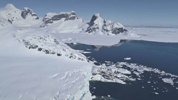 Ανταρκτική Παγετώνας Ακτογραμμή Τοπίο Αεροφωτογραφία. Αρκτικές ακραίες κρύο καιρό νησί της κλιματικής αλλαγής Εξερευνήστε την αποστολή. Ανταρκτική λιμνοθάλασσα Πανοραμική Drone πτήσης - Φωτογραφία, εικόνα