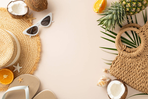 Відчуйте літній дух: вид зверху на солом'яний капелюх, сонцезахисні окуляри, екзотичні фрукти, фліп-флоп, тканий мішок, пальмовий лист, мушлі та морські зірки, встановлені на пастельно-бежевому, пропонуючи простір для сонячного повідомлення - Фото, зображення