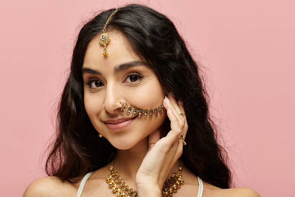 Elegancka Hinduska kobieta prezentująca złotą biżuterię. - Zdjęcie, obraz