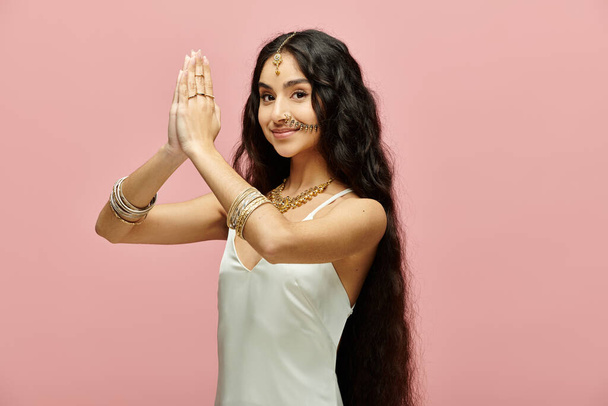 Μια νεαρή Ινδιάνα με μακριά μαλλιά, να ποζάρει με χάρη.. - Φωτογραφία, εικόνα