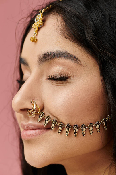 若いインドの女性は鼻のリングで伝統的な服装に魅了されます. - 写真・画像