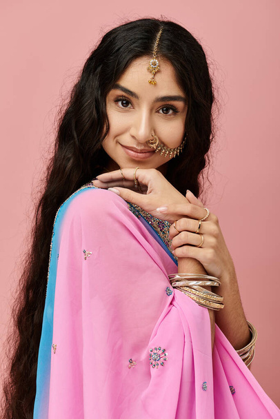 Intialainen nainen vaaleanpunainen sari silmiinpistävää aiheuttaa. - Valokuva, kuva