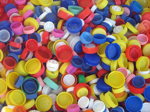 farbige Kunststoffkappen zum Recyceln bereit - Foto, Bild