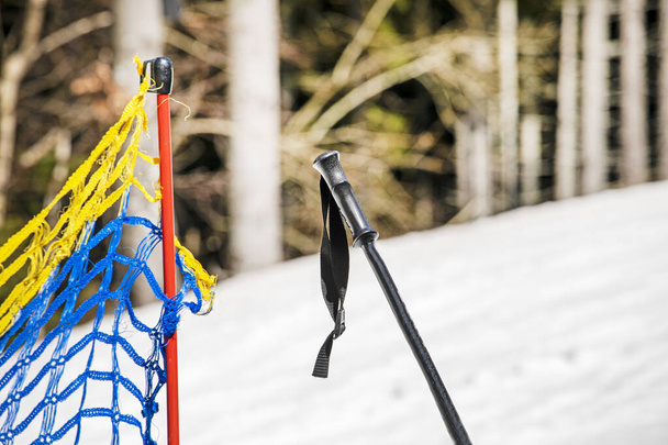 bâton de ski sur le fond d'une pente enneigée. loisirs - Photo, image