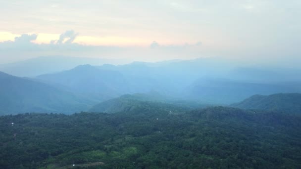 Вид з повітря на столицю містечка Мізорам поблизу храму Соломона з видом на будинки і будівництво на пагорбах в Мізорам, Індія, Азія - Кадри, відео