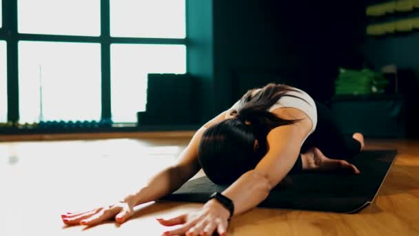 Junge athletische Frau beschäftigt sich mit Fitness und macht Yoga in der Gymnastik.Yoga und Fitness.Gesunder Lebensstil-Konzept 4k - Filmmaterial, Video