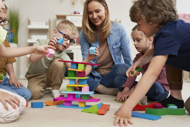 Enfants jouant avec des blocs de jouets à la maternelle - Photo, image