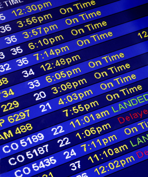 Ankunftszeiten am Schalter einer Fluggesellschaft - Foto, Bild
