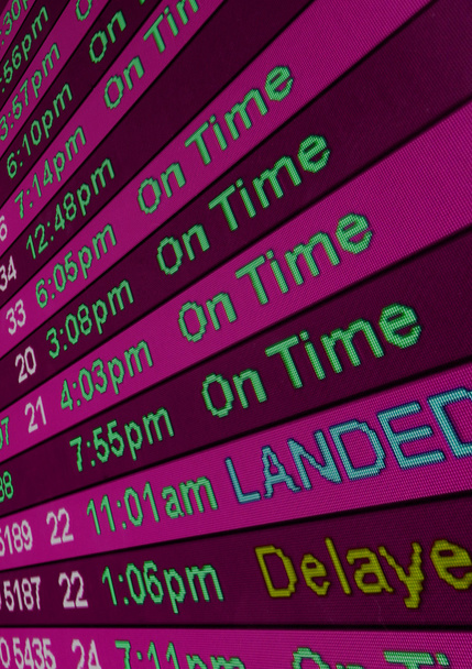 Ankunftszeiten am Schalter einer Fluggesellschaft - Foto, Bild