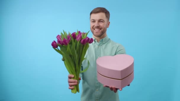 Surrealistisch moment: man met roze doos en bloemen - Video