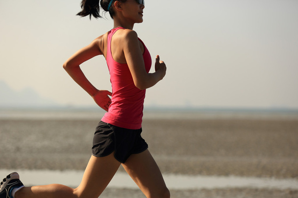 mujer corriendo en la playa - Foto, Imagen