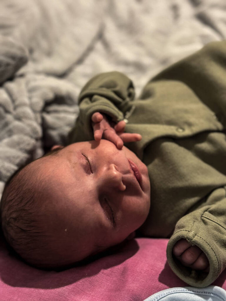 Ένα όμορφο πορτραίτο ενός νεογέννητου αγοριού. Αυτή η φωτογραφία τραβήχτηκε λίγες ώρες μετά τη γέννηση. - Φωτογραφία, εικόνα