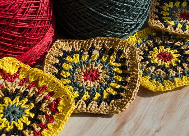 Raffia tricot texture close-up. Tricot à partir de matériaux ECO. Bijoux en zigzag tricotés à la main. - Photo, image