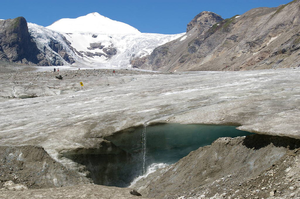 Jäätiköltä valuu sulavaa vettä, jonka alta on näköala. Grossglockner Glacier, Itävalta. 27. heinäkuuta 2009.  - Valokuva, kuva