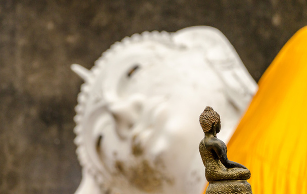 La statua di lettle buddha in serie completa di caratteri della statua buddha grande
 - Foto, immagini