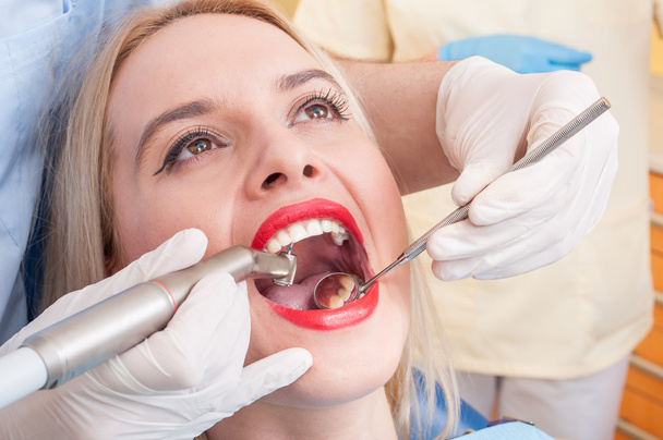 Fogászati fúró eljárás a tökéletes fogak - Fotó, kép